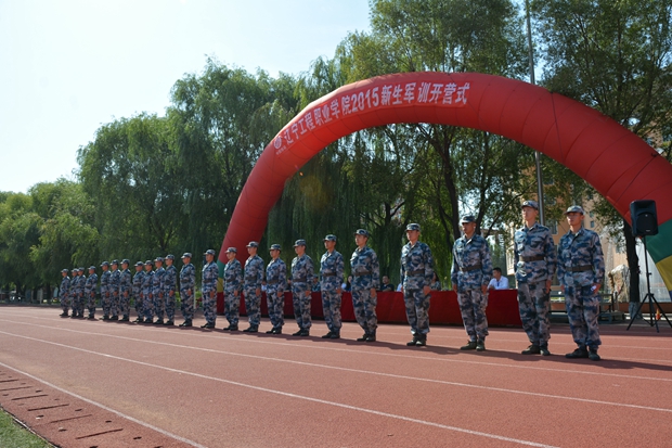 拼搏手机版(中国)举行新生军训开营式