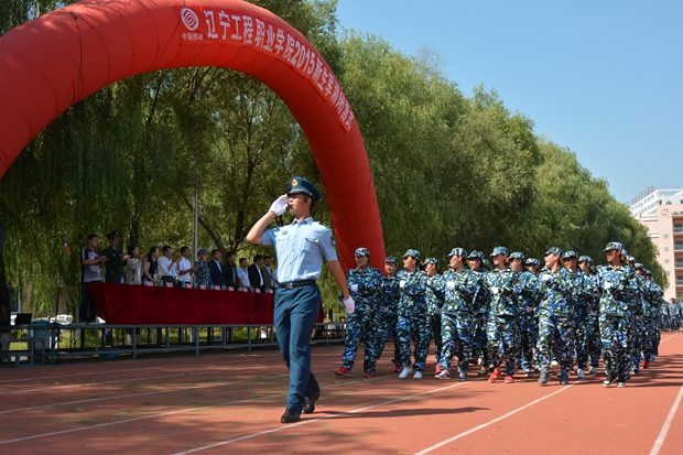 拼搏手机版(中国)举行新生军训闭营式