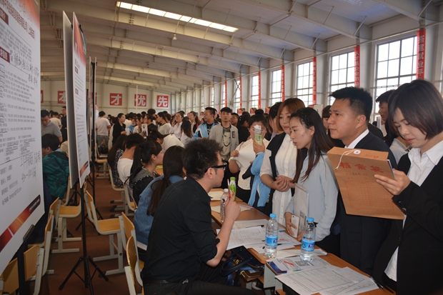 我院近千名学生参加辽宁省2016大学生招聘会铁岭专场